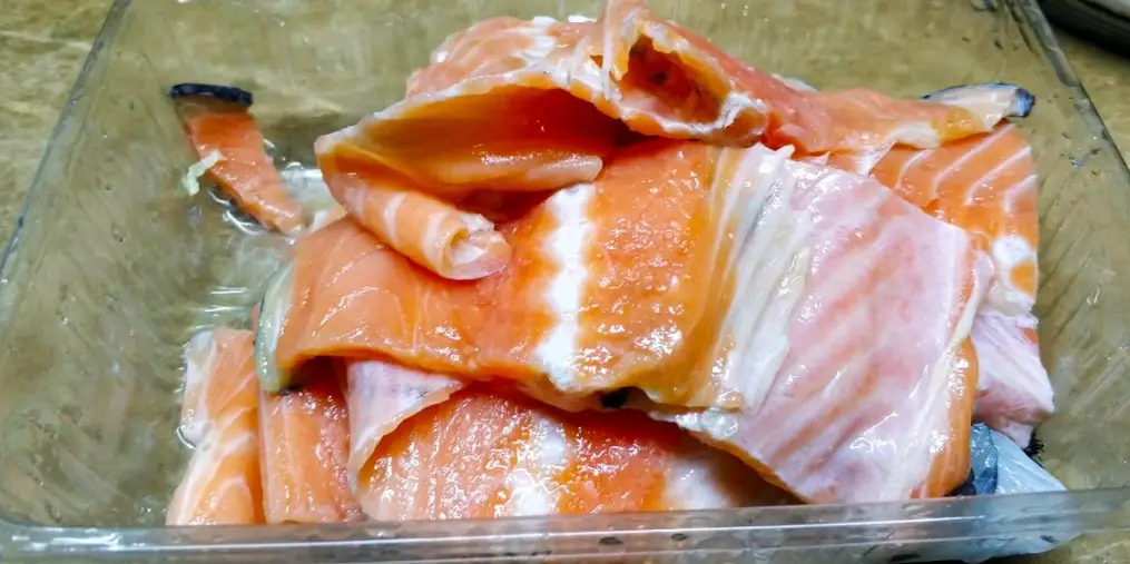 急凍三文魚解凍終極指南：3種方法比較與常見錯誤解析