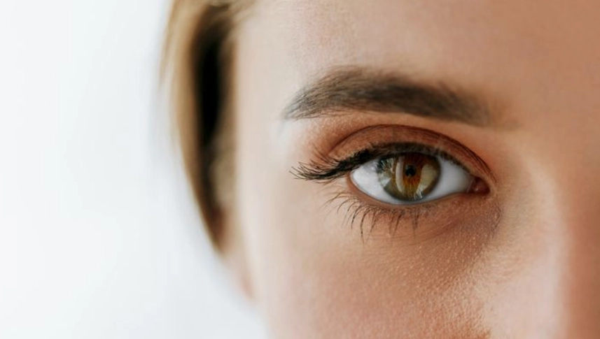 大小眼化妝技巧