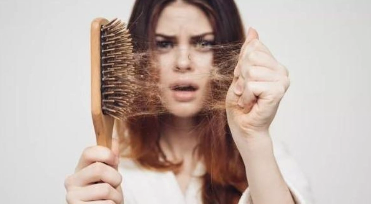 大學生掉髮怎麼辦？完整解析原因、預防與治療方法