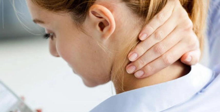 脖子側邊緊繃原因