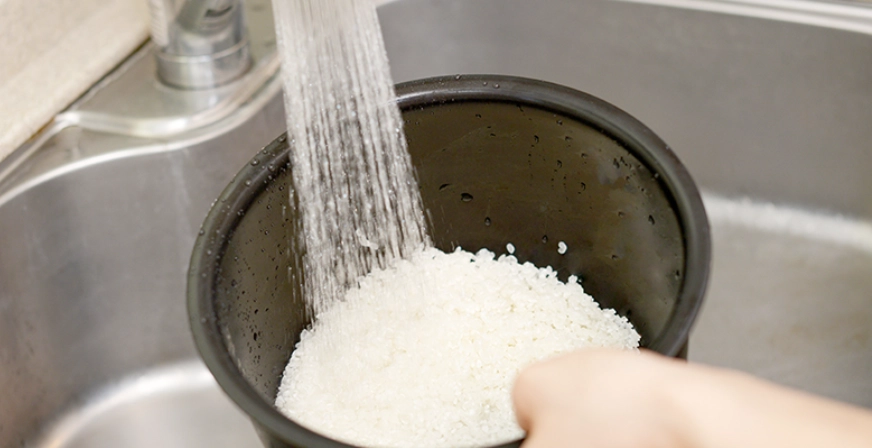 如何用冰水洗米