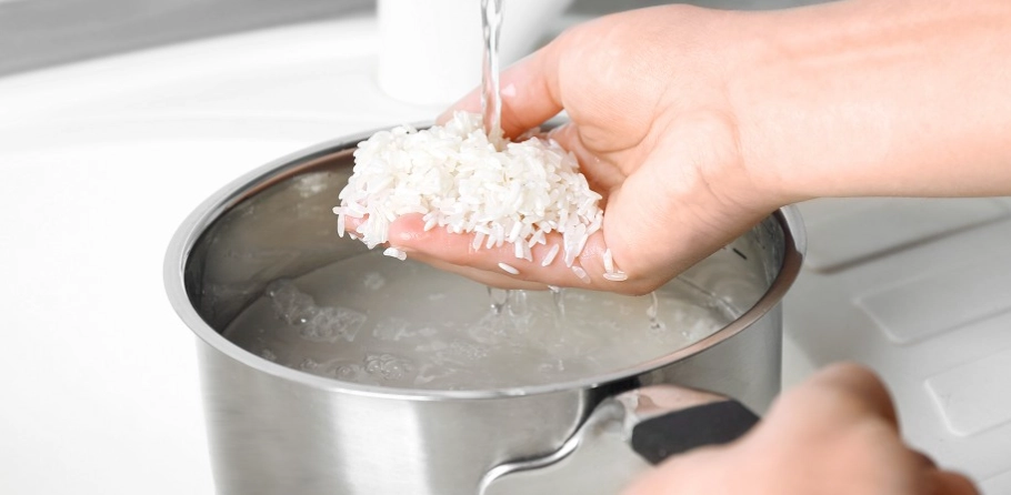 如何用冰水洗米