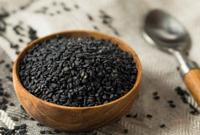 吃黑芝麻頭髮會變黑嗎？專家解析真相與實用養髮指南