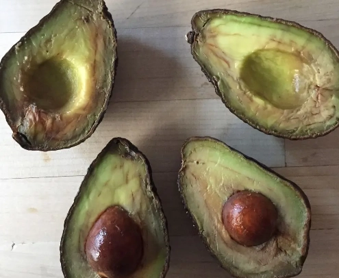 牛油果切開變黑還能吃嗎？解析酪梨發炎原因與保存全攻略