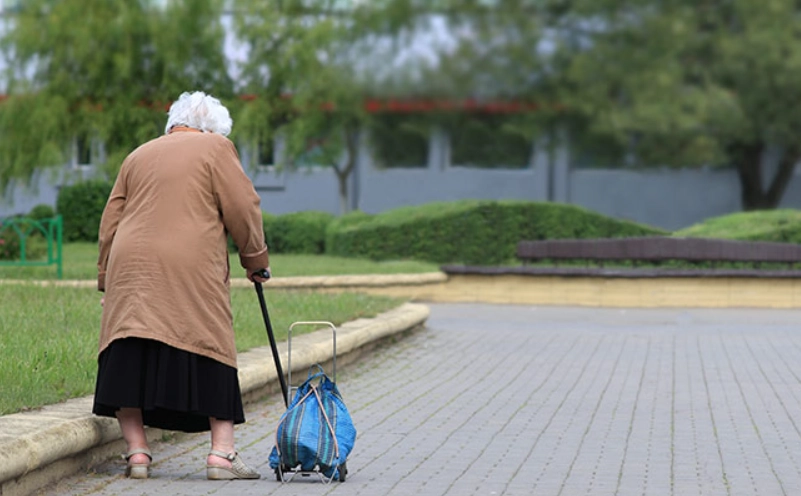 老人駝背運動怎麼做才有效？物理治療師教你4個安全改善動作