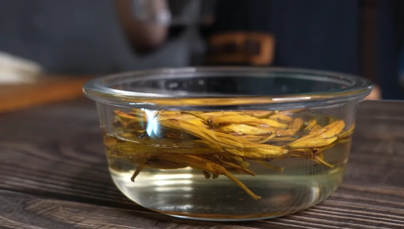 金針花泡茶全攻略：功效、禁忌與3種黃金沖泡秘訣