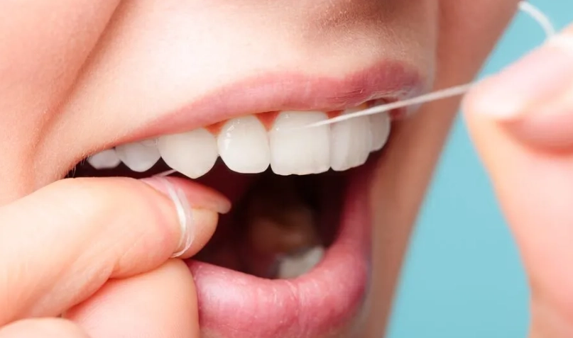 牙線使用時機全攻略：牙醫師沒告訴你的關鍵時刻與正確步驟