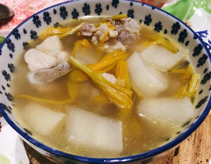 金針排骨湯做法秘訣：湯頭清澈不油膩的關鍵步驟