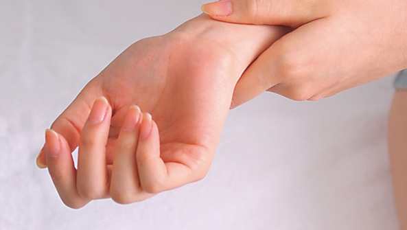 手臂黑斑原因 手臂黑斑原因