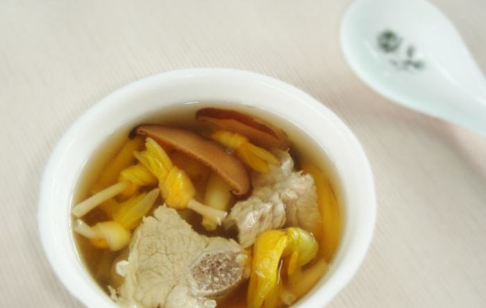 金針花排骨湯做法 金針花排骨湯做法