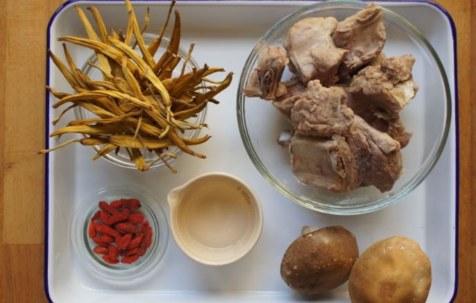金針花排骨湯食譜