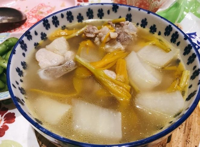 金針排骨湯酸味原因