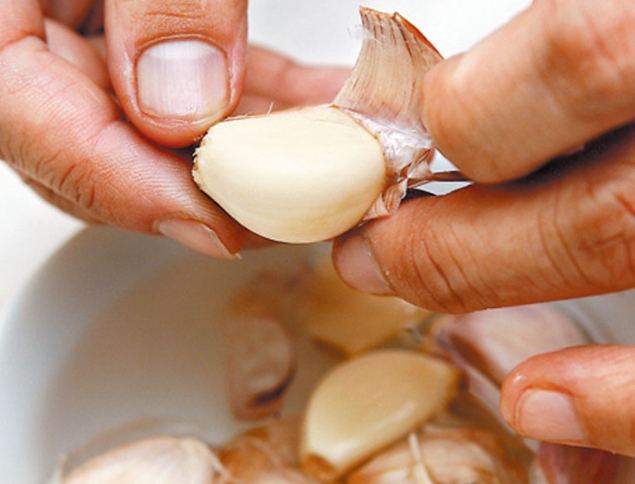 快速剥蒜方法 快速剥蒜方法