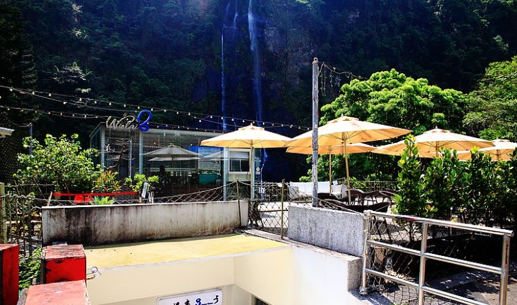 瀑布旁咖啡廳