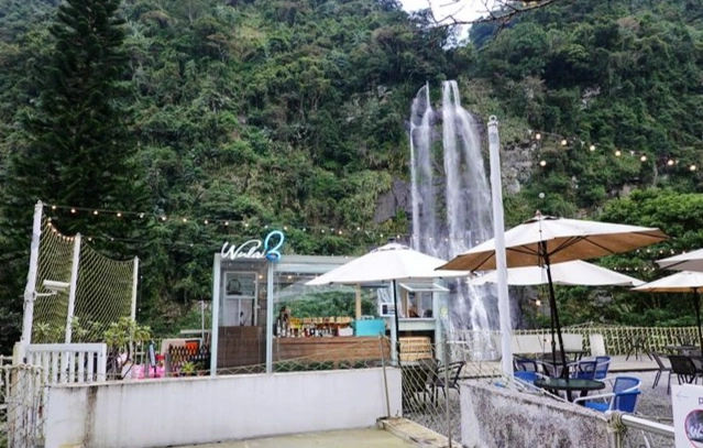 瀑布旁咖啡廳