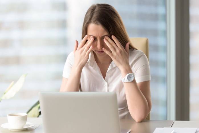 眼睛周圍肌肉緊繃