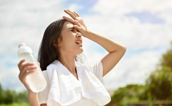 中暑調理完整指南：症狀識別、急救步驟與恢復方法