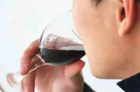 喝酒臉紅原因解析：酒精代謝與健康風險全指南