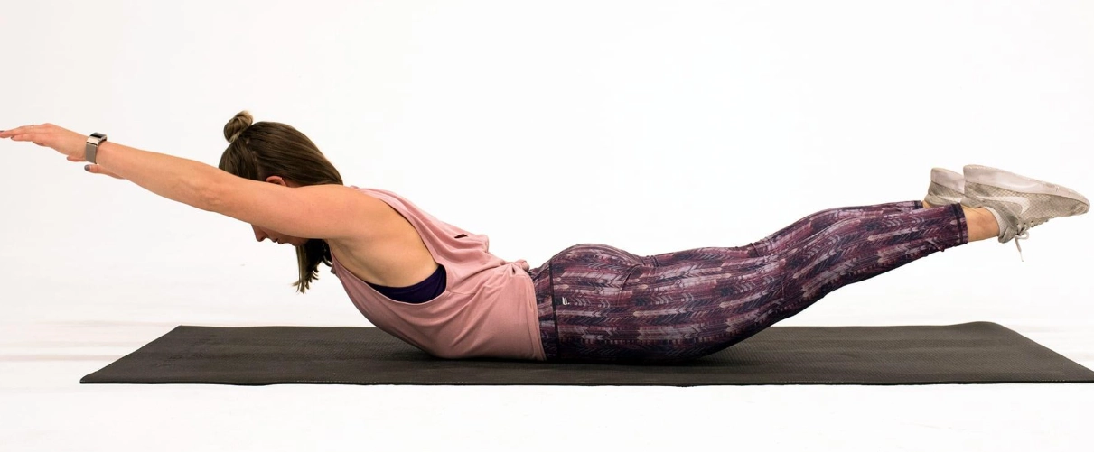 女性背部徒手訓練