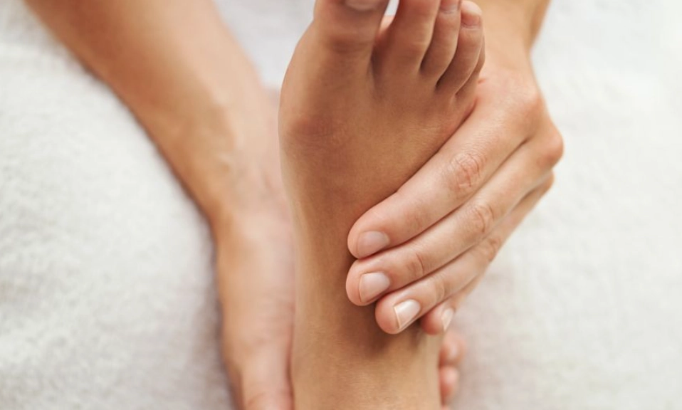 腳冰冷的原因全解析：從症狀到改善方法一次看懂