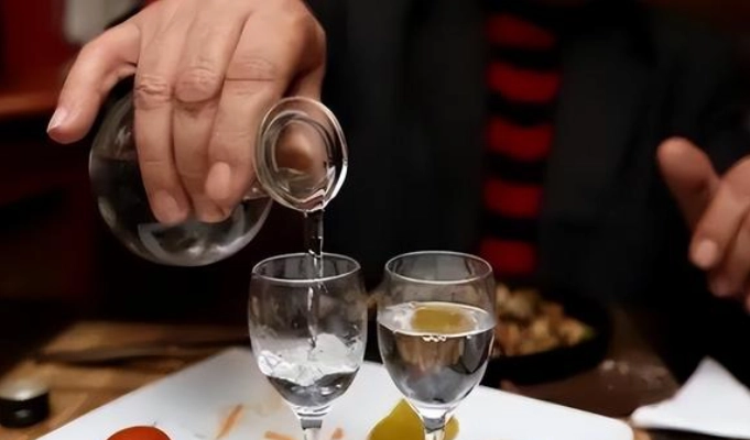 邊喝酒邊喝水好處