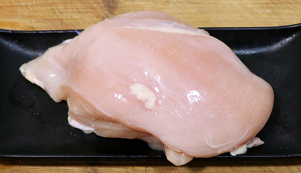 隔夜雞胸肉完美處理指南：安全保存與美味變身技巧