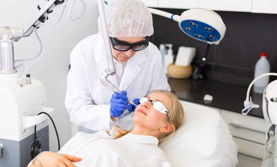 臉部黑斑雷射終極指南：原理、費用、術後護理一次搞懂