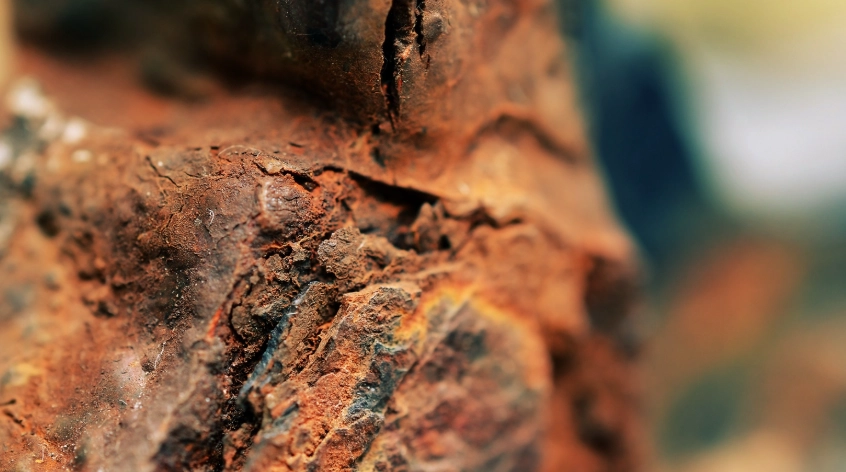 鐵門生鏽怎麼辦？DIY除鏽防鏽完整步驟與常見錯誤避免