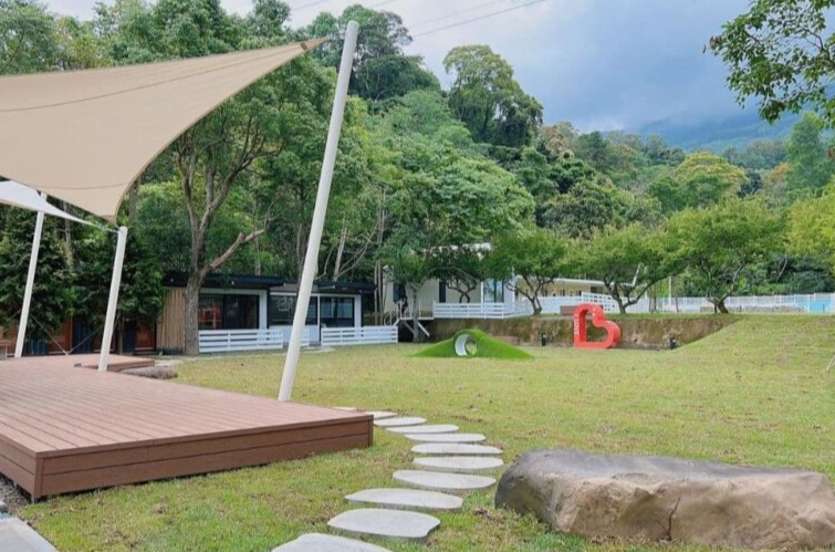 台中寵物民宿草地