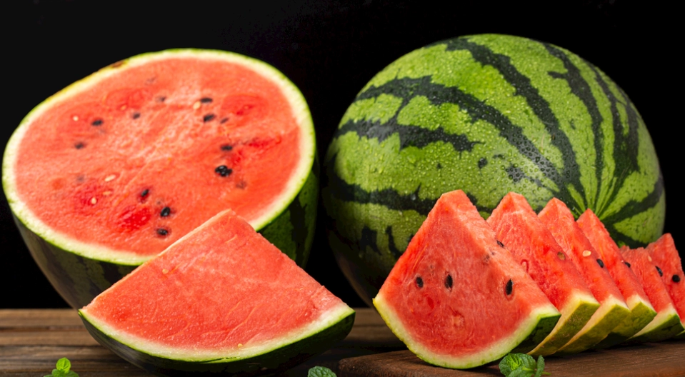 中暑吃什麼食物？10種專家推薦的緩解飲食清單與避坑指南