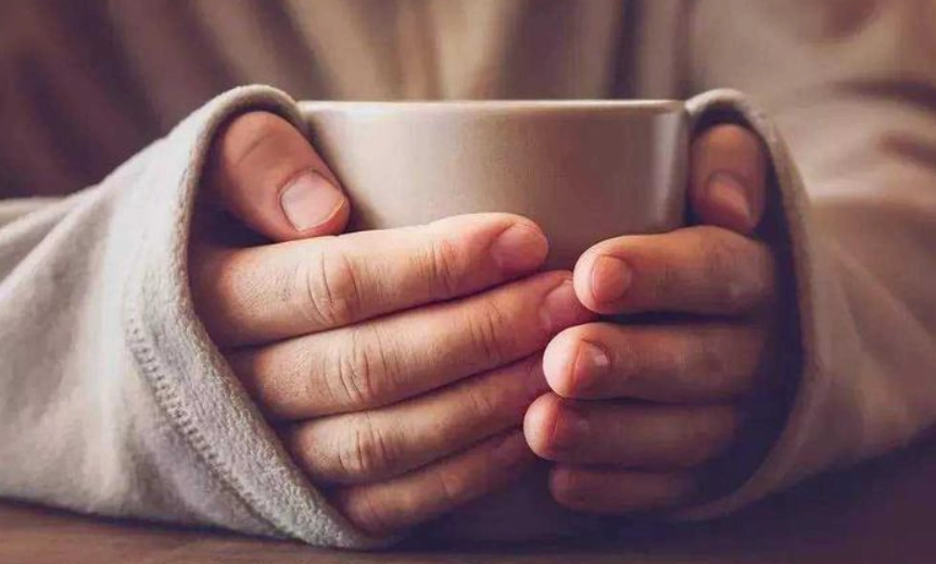 男人手腳冰冷原因全解析：從中醫到西醫的深度探討