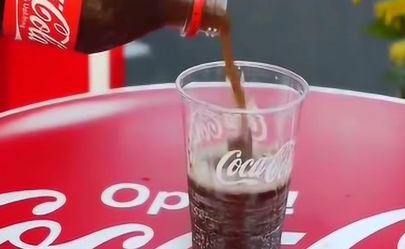 可樂瞬間結冰原理全解析：科學背後的驚人奧秘與居家實驗指南