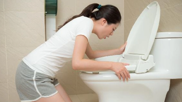 胃脹氣想吐原因