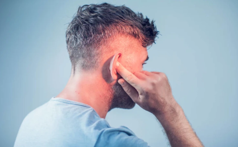 耳鳴可以搭飛機嗎？完整指南：風險評估、飛行技巧與事後護理