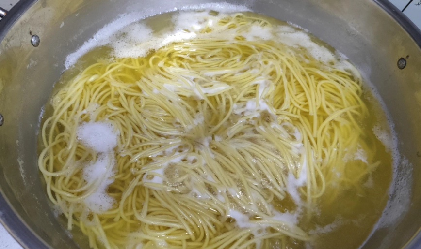 義大利麵冷水下鍋全攻略：省時省火、麵心完美不黏鍋的專家技巧