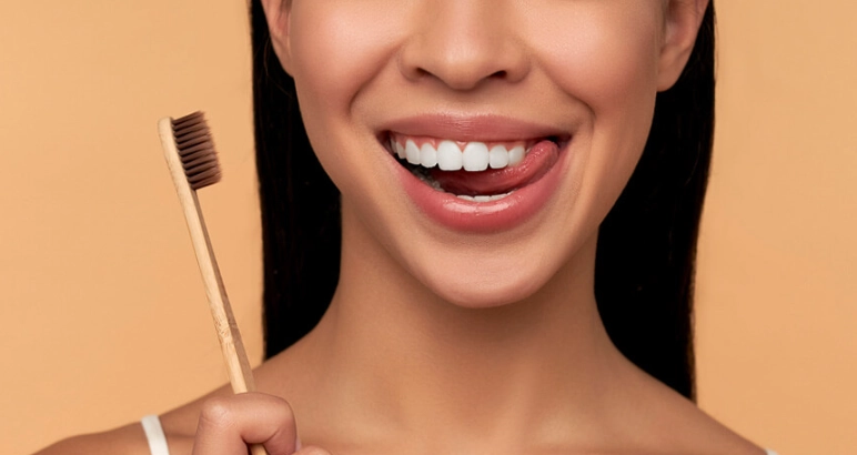 先刷牙還是先用牙間刷？牙醫師破解順序迷思，護齒效果大提升