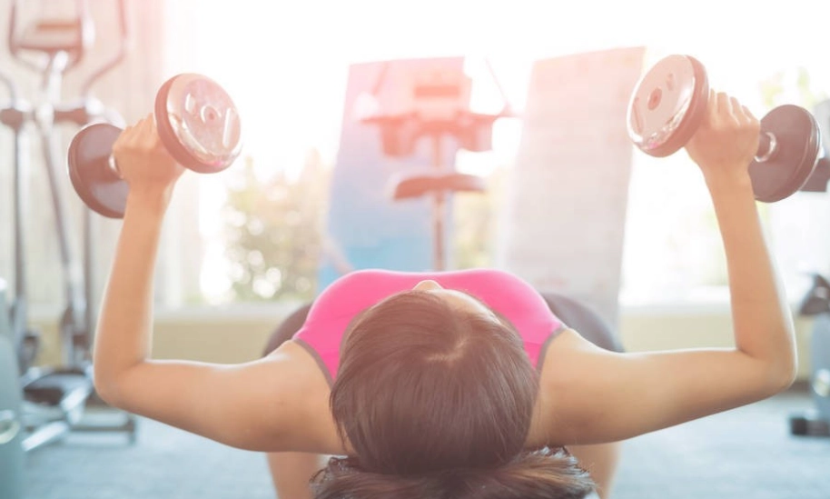 女生練寬肩膀的終極指南：從原理、動作到飲食完整解析