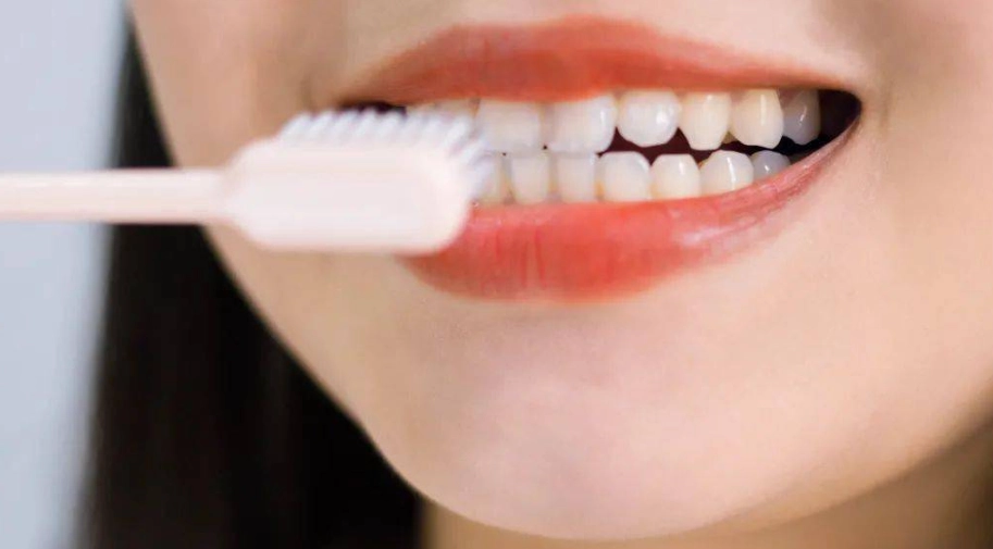 貝氏刷牙法會導致牙齦萎縮嗎？正確技巧與預防全攻略
