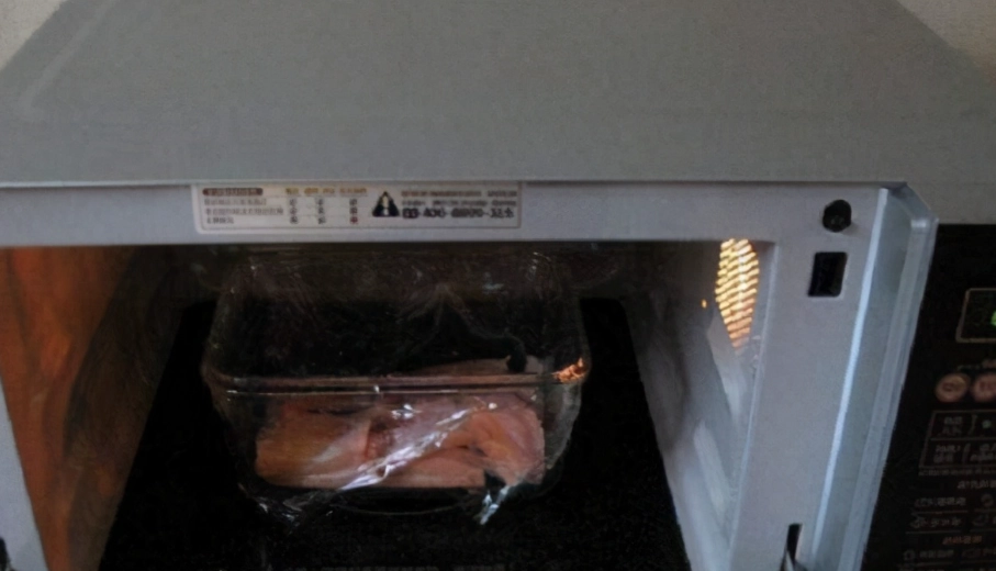 快速解凍微波爐完整指南：技巧、陷阱與專家建議