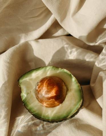 牛油果切開未熟