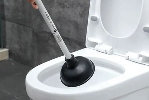 馬桶被玩具塞住