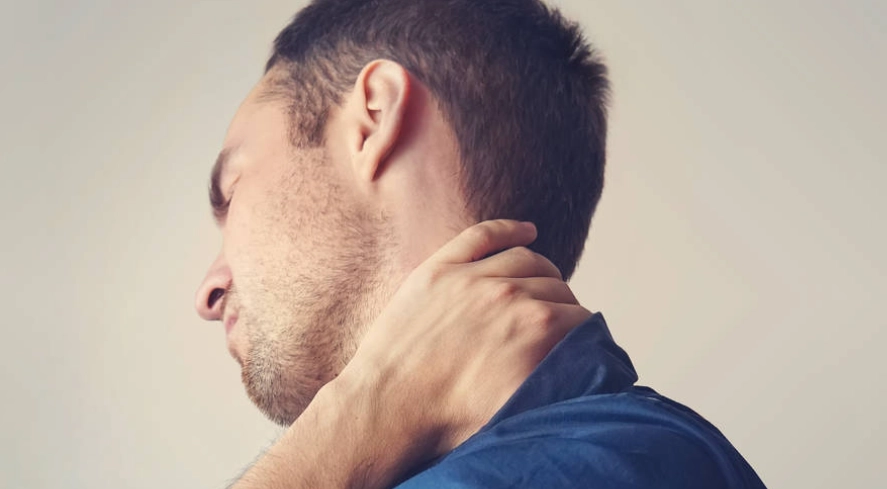 脖子酸痛按哪裡？6個最有效穴道圖解與按摩禁忌