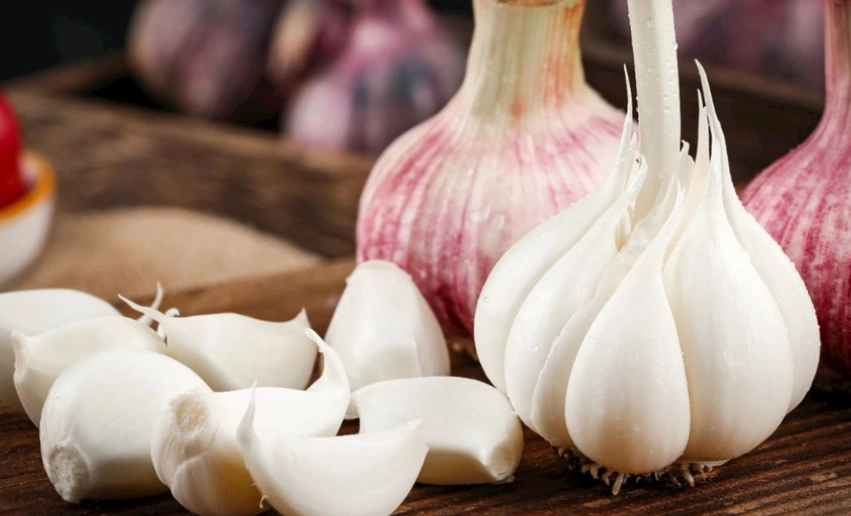 怎樣的蒜頭不能吃？5種變質跡象與完整避坑指南