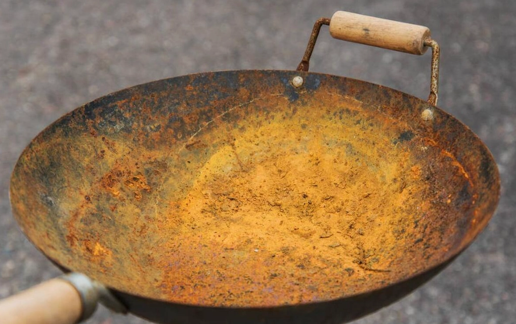 鐵鍋底部生鏽別慌張！專家教你正確處理與預防生鏽的完整指南
